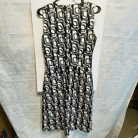 H&M Black & White Graphic design shift dress. US Size 8 regular sleeveless. - Picture 6 of 8